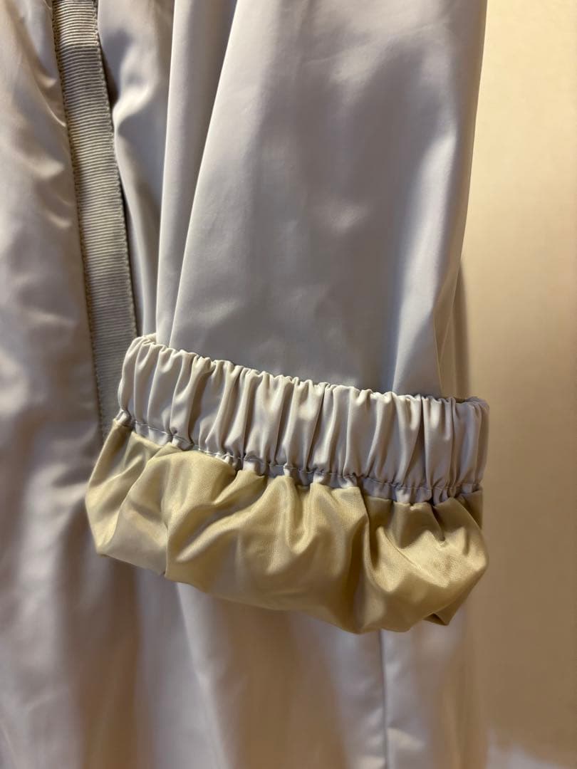 MONCLER : 薄いグレージュ色ミディ丈コート フード付き