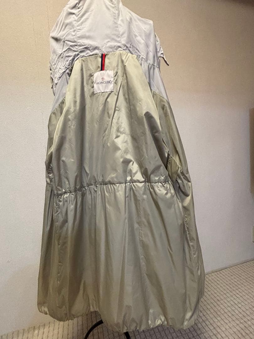 MONCLER : 薄いグレージュ色ミディ丈コート フード付き