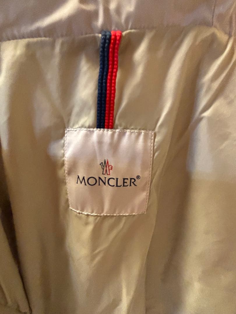 MONCLER : 薄いグレージュ色ミディ丈コート フード付き