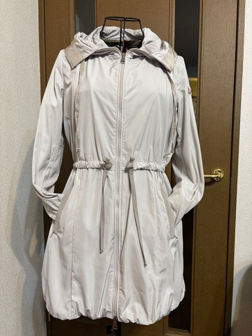MONCLER : 薄いグレージュ色ミディ丈コート フード付き