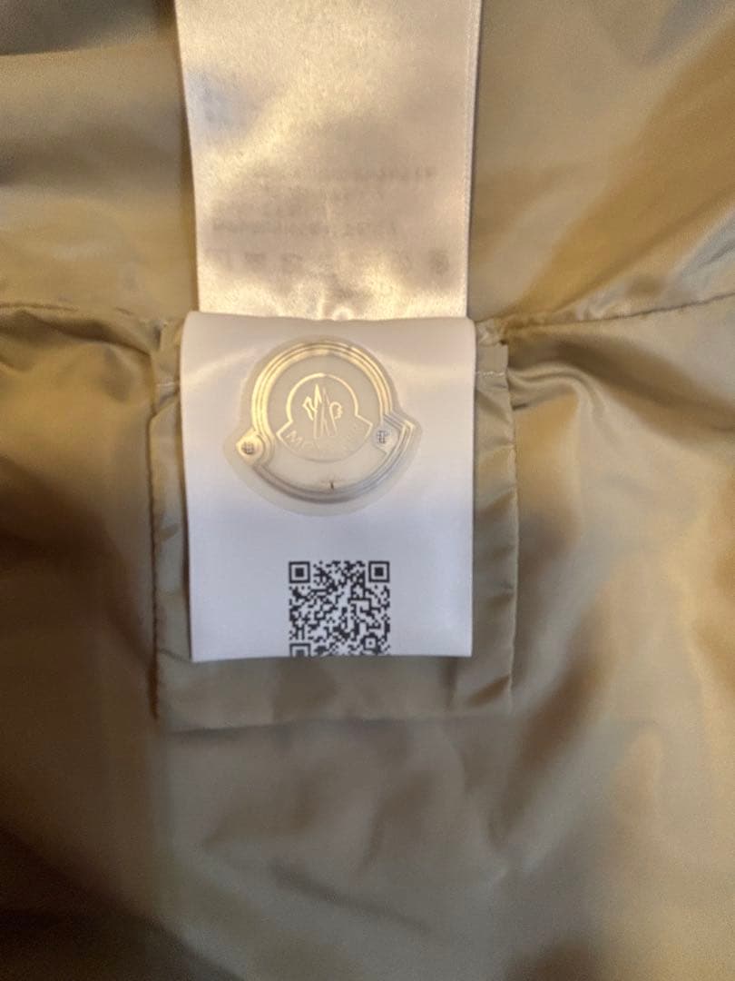 MONCLER : 薄いグレージュ色ミディ丈コート フード付き