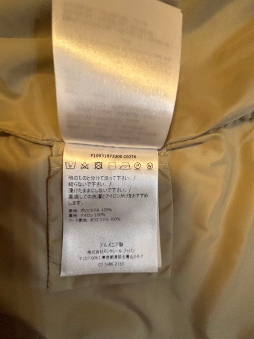 MONCLER : 薄いグレージュ色ミディ丈コート フード付き