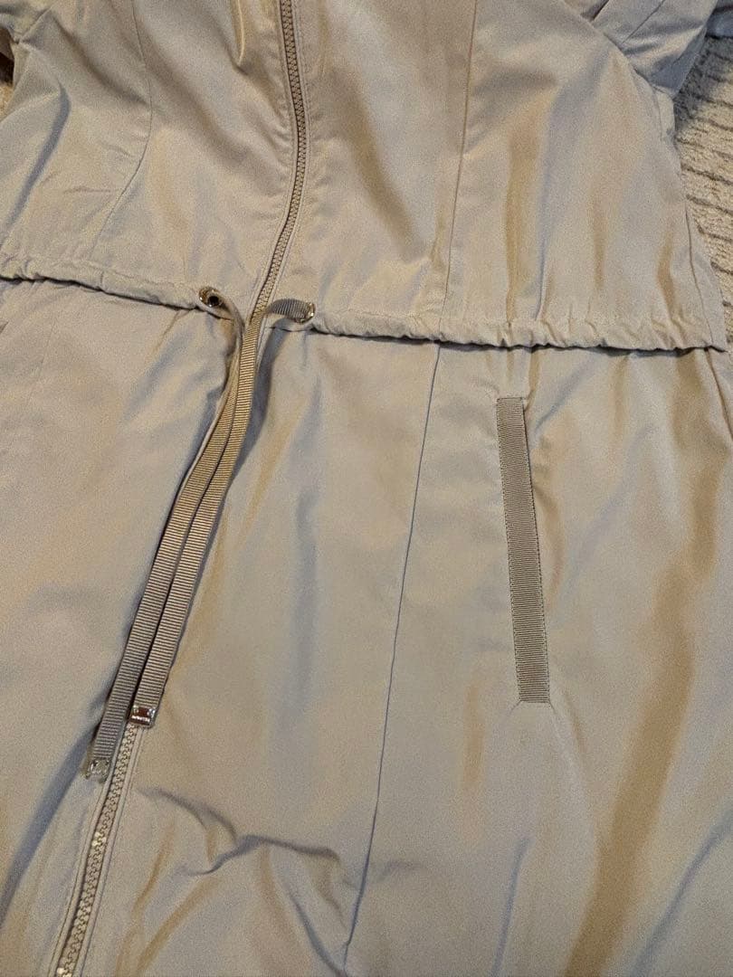 MONCLER : 薄いグレージュ色ミディ丈コート フード付き