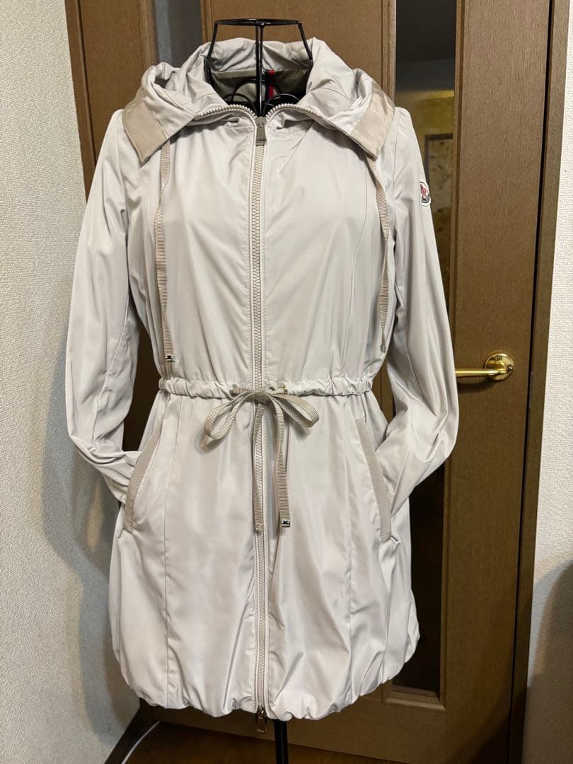 MONCLER : 薄いグレージュ色ミディ丈コート フード付き