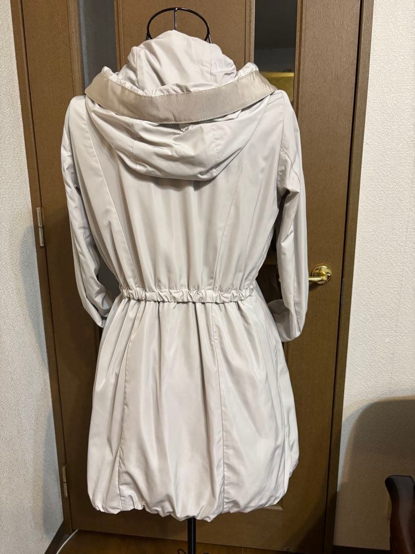 MONCLER : 薄いグレージュ色ミディ丈コート フード付き