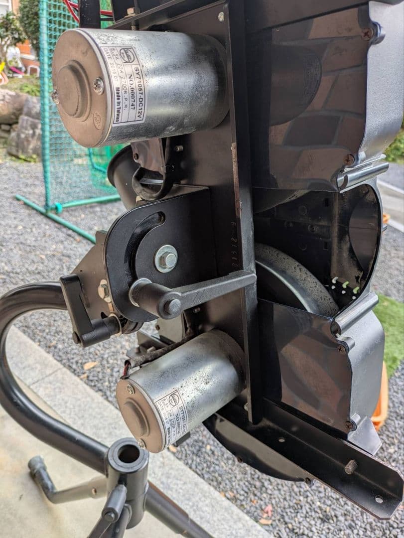 格安ピッチングマシン・（硬式・軟式兼用）バッテリー充電機付き