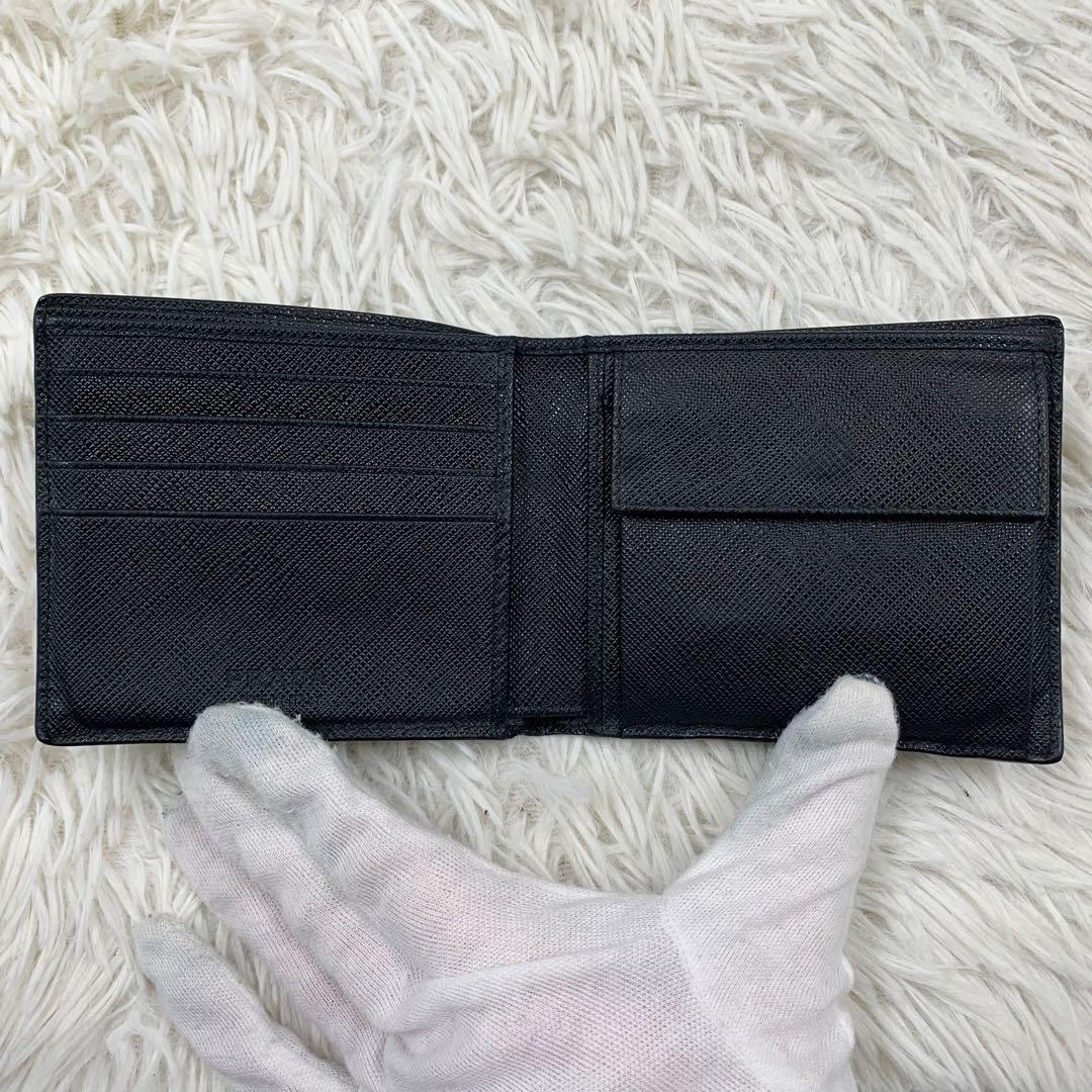 【✨極美品✨】プラダ 二つ折り財布 サフィアーノレザー メタルロゴ ブラック