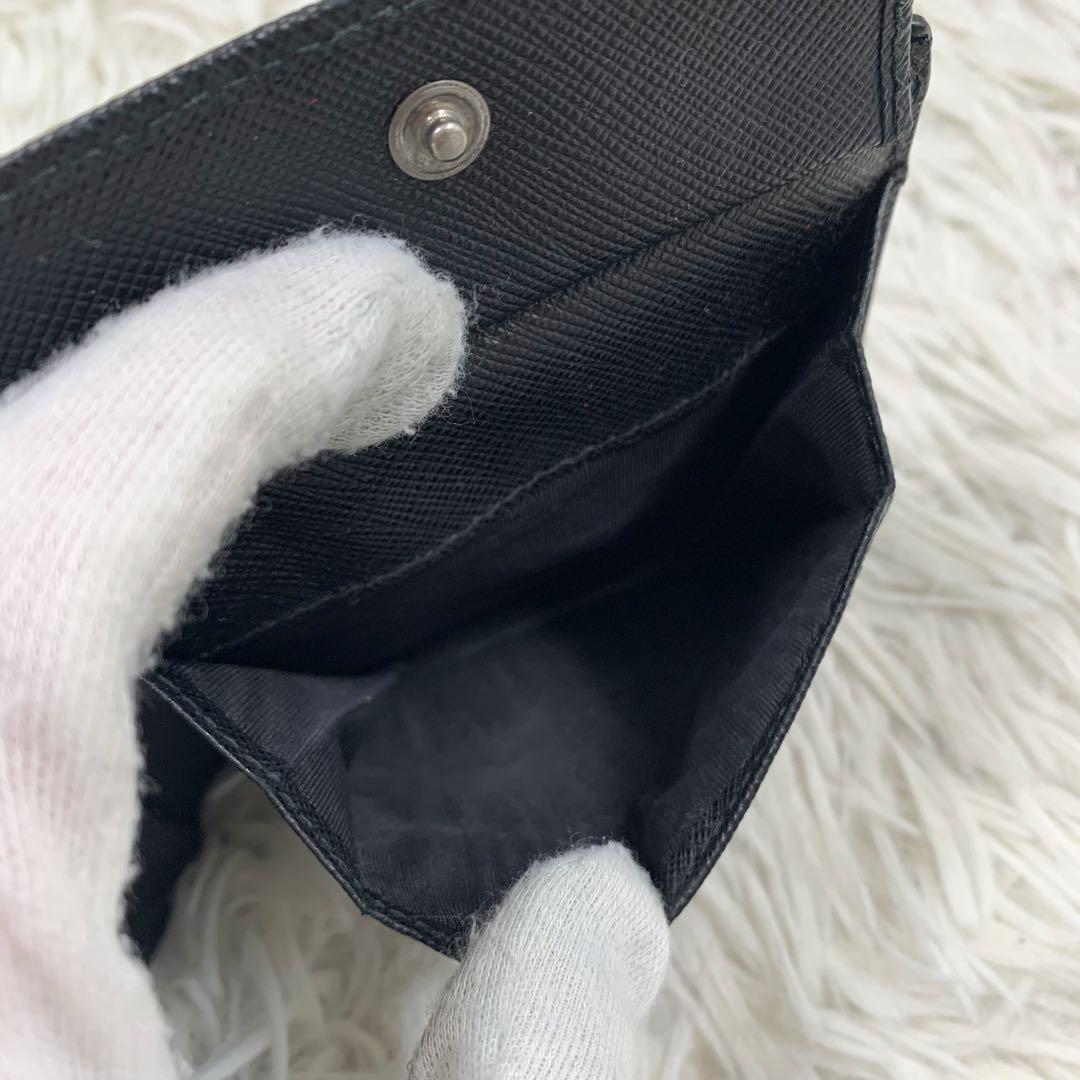 【✨極美品✨】プラダ 二つ折り財布 サフィアーノレザー メタルロゴ ブラック