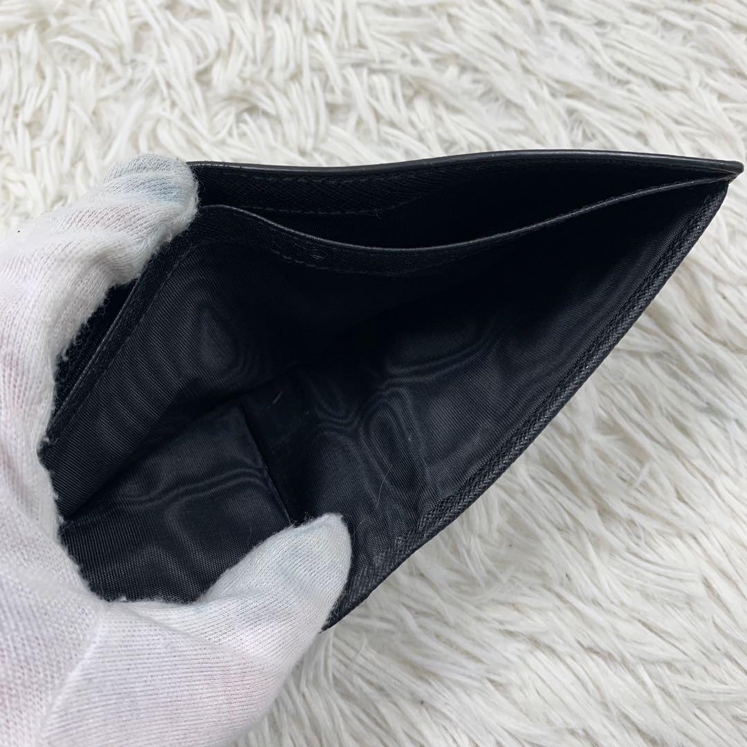 【✨極美品✨】プラダ 二つ折り財布 サフィアーノレザー メタルロゴ ブラック
