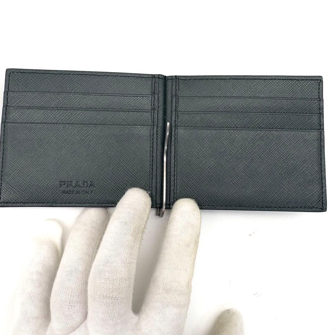 【美品】PRADA マネークリップ　二つ折り　札入れ　サフィアーノ　ロゴ金具