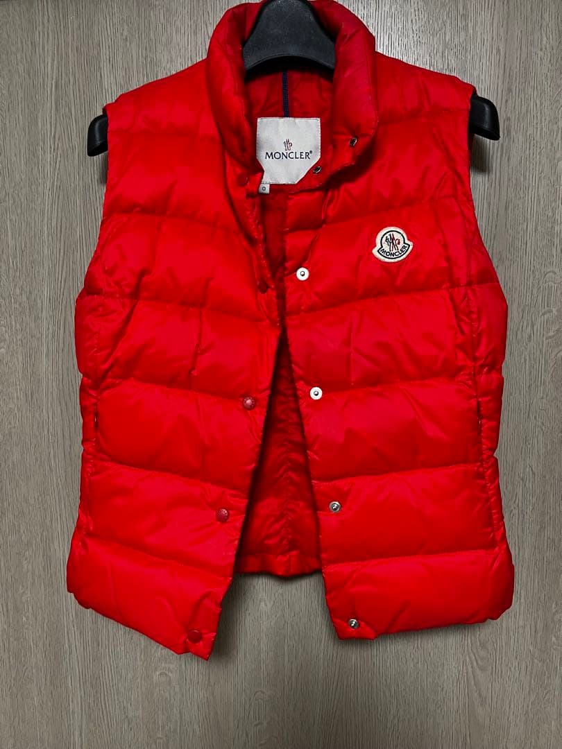 MONCLER 赤 ダウンベスト キルティング