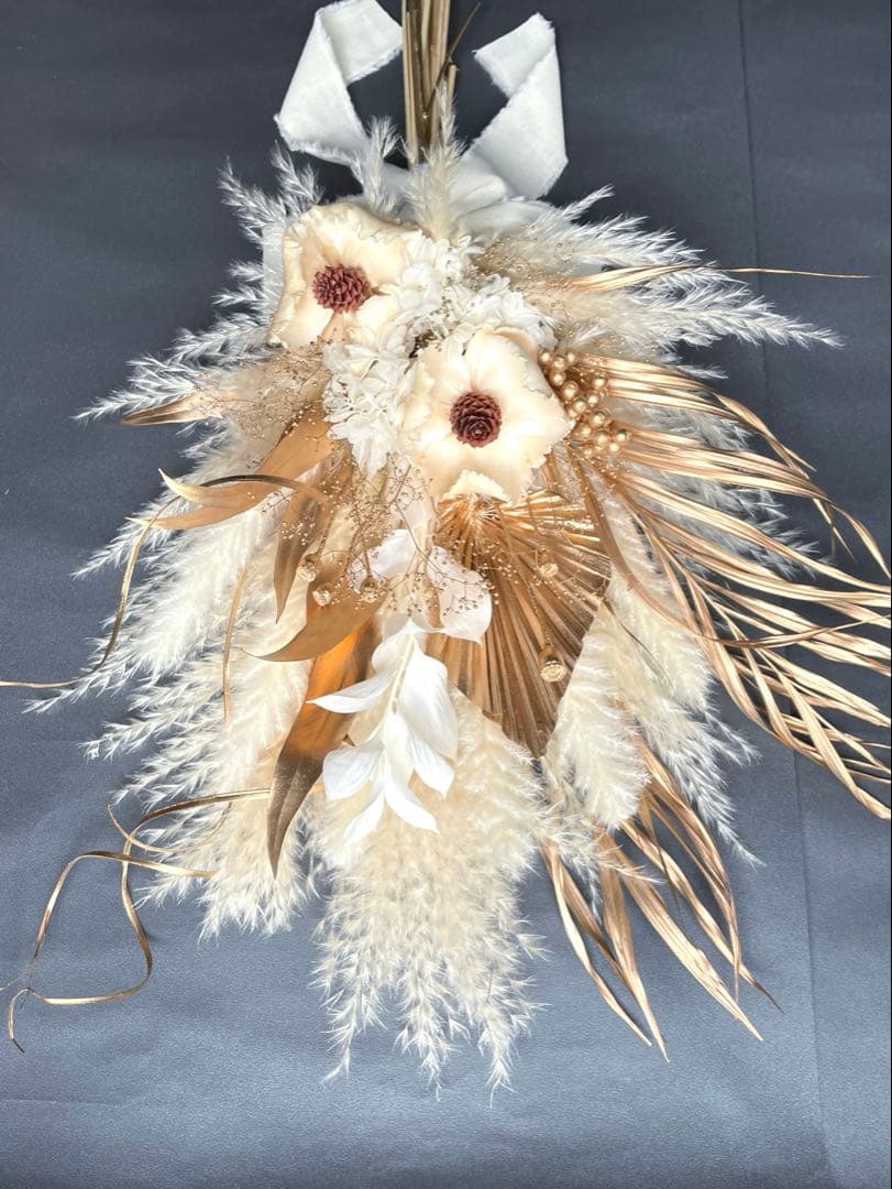 煌めくゴールドホワイトブーケ　ウエディングブーケ　前撮り　ドライフラワースワッグ