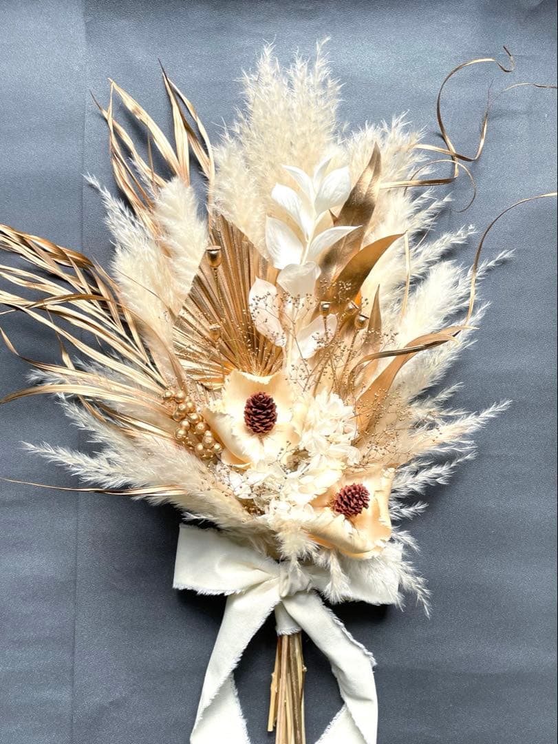 煌めくゴールドホワイトブーケ　ウエディングブーケ　前撮り　ドライフラワースワッグ