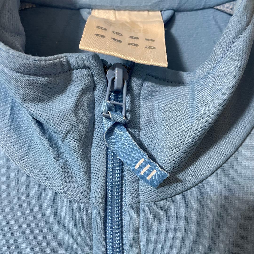 adidasアディダストラックジャケットジャージブルゾン水色青ブルー白刺繍ロゴ