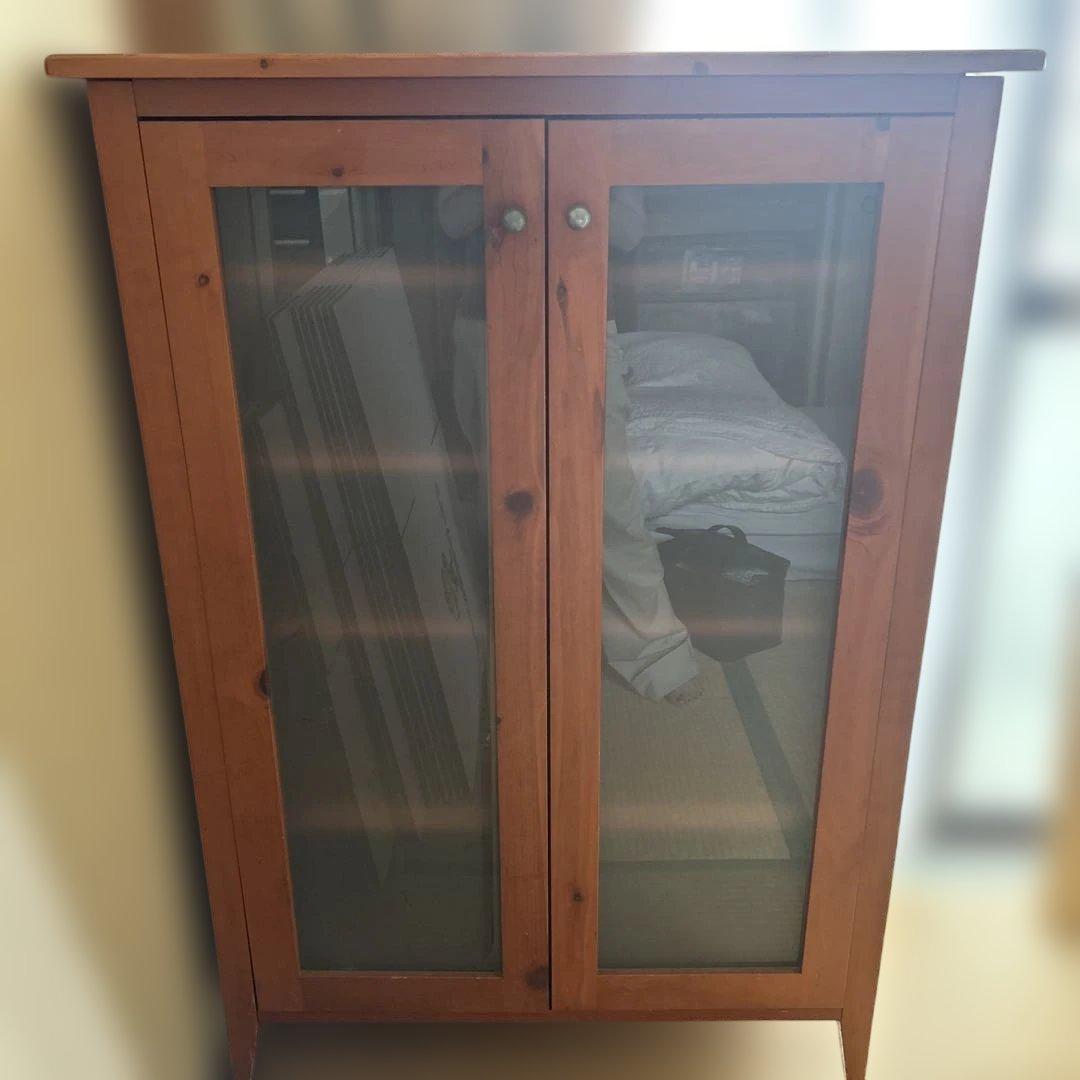 アクタスの木製キャビネット ガラス扉