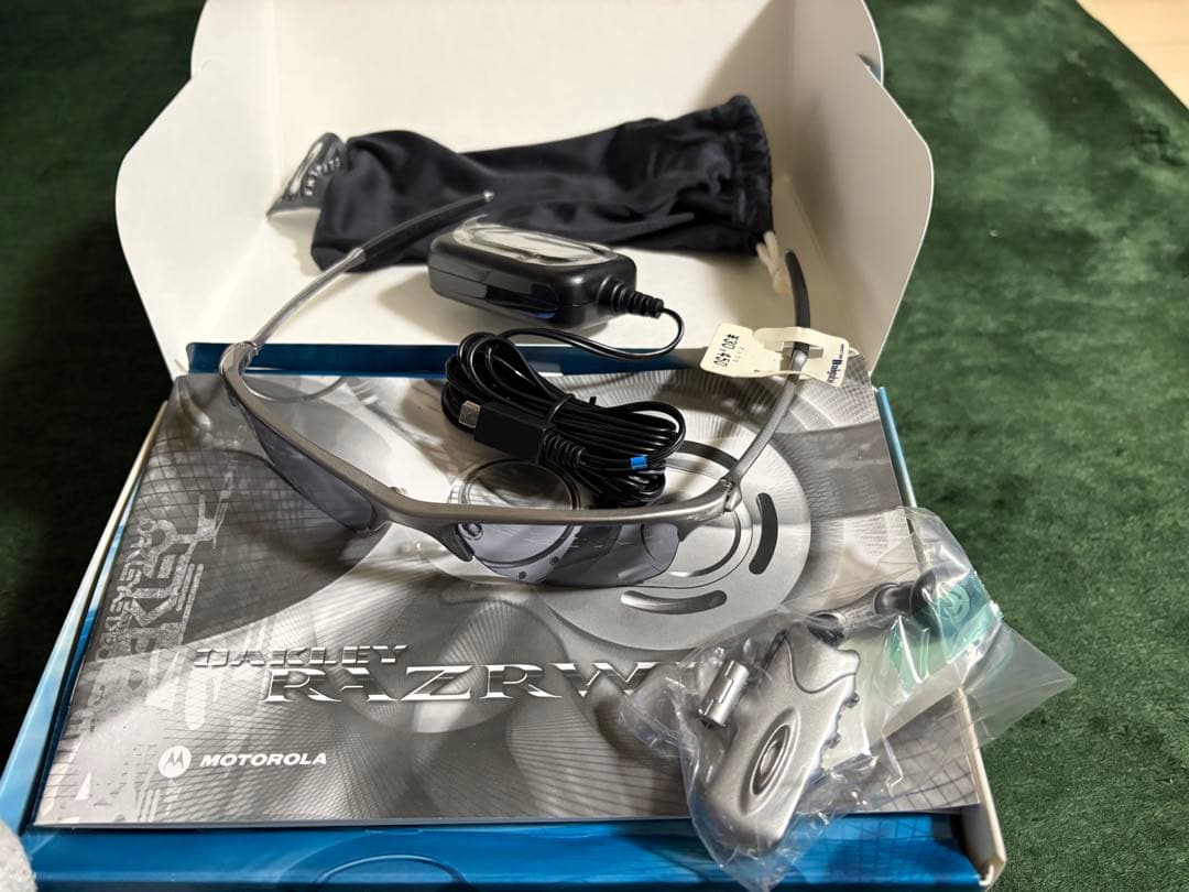 Oakley（オークリー）とMotorola（モトローラ）のRAZRWIRE
