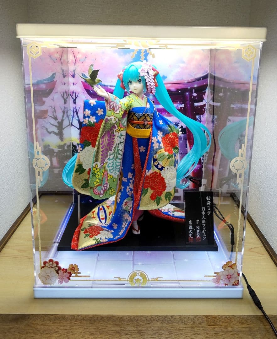 初音ミク日本人形コレクションケースLEDライト付き（照明3箇所、上下+背景）
