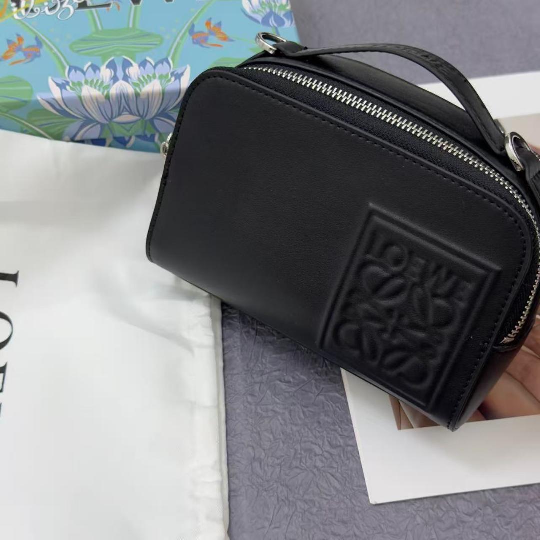 ブラックレザーのメッセンジャーバッグ