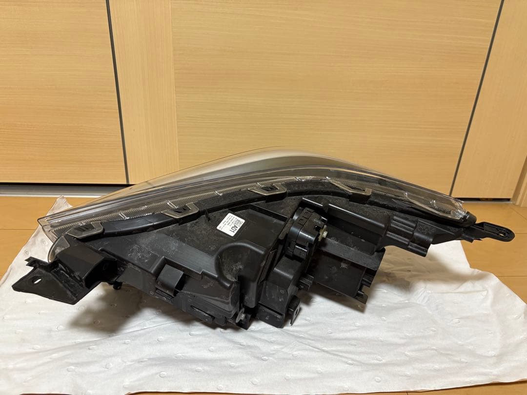 トヨタ　ライズ　ヘッドライト　左右