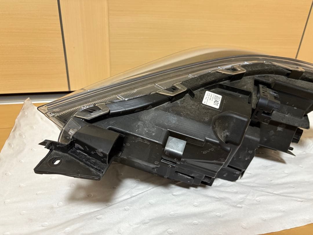 トヨタ　ライズ　ヘッドライト　左右