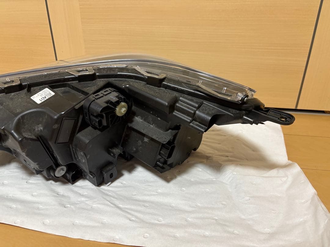 トヨタ　ライズ　ヘッドライト　左右