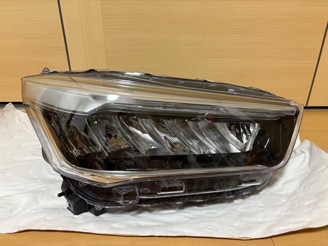 トヨタ　ライズ　ヘッドライト　左右