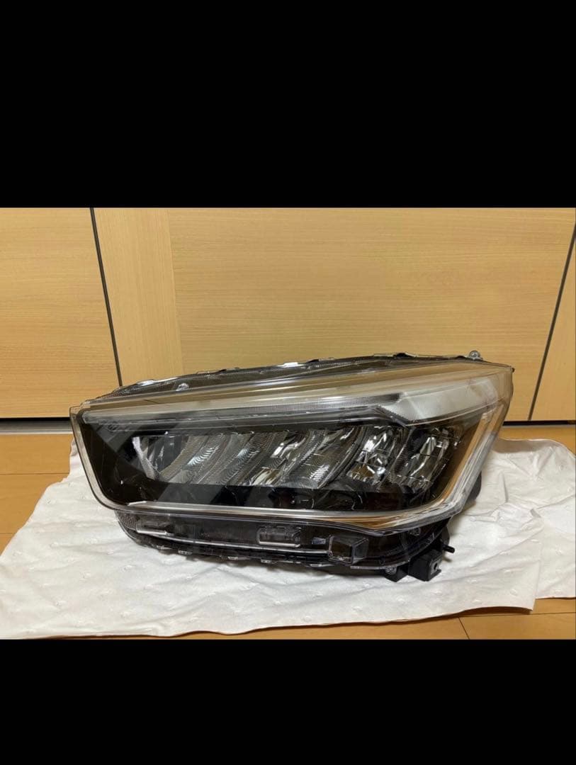 トヨタ　ライズ　ヘッドライト　左右