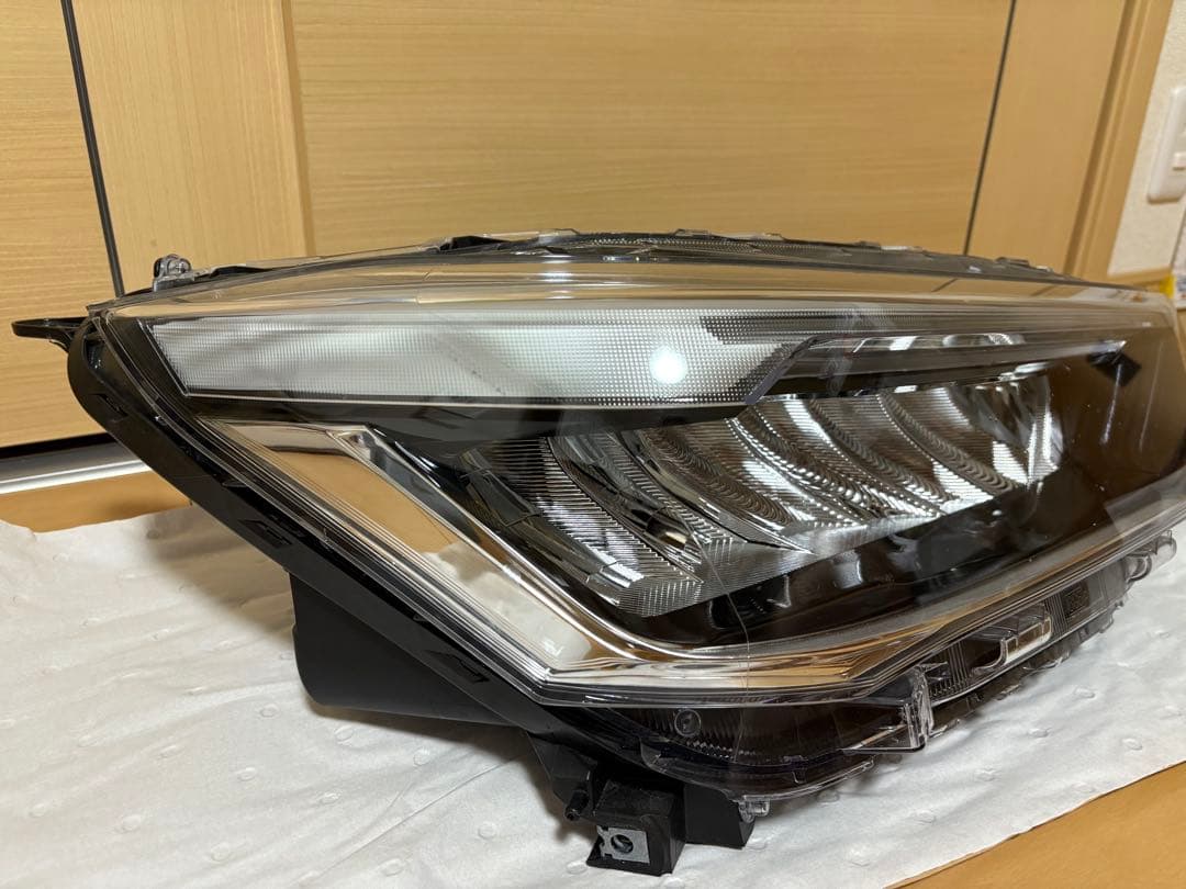 トヨタ　ライズ　ヘッドライト　左右