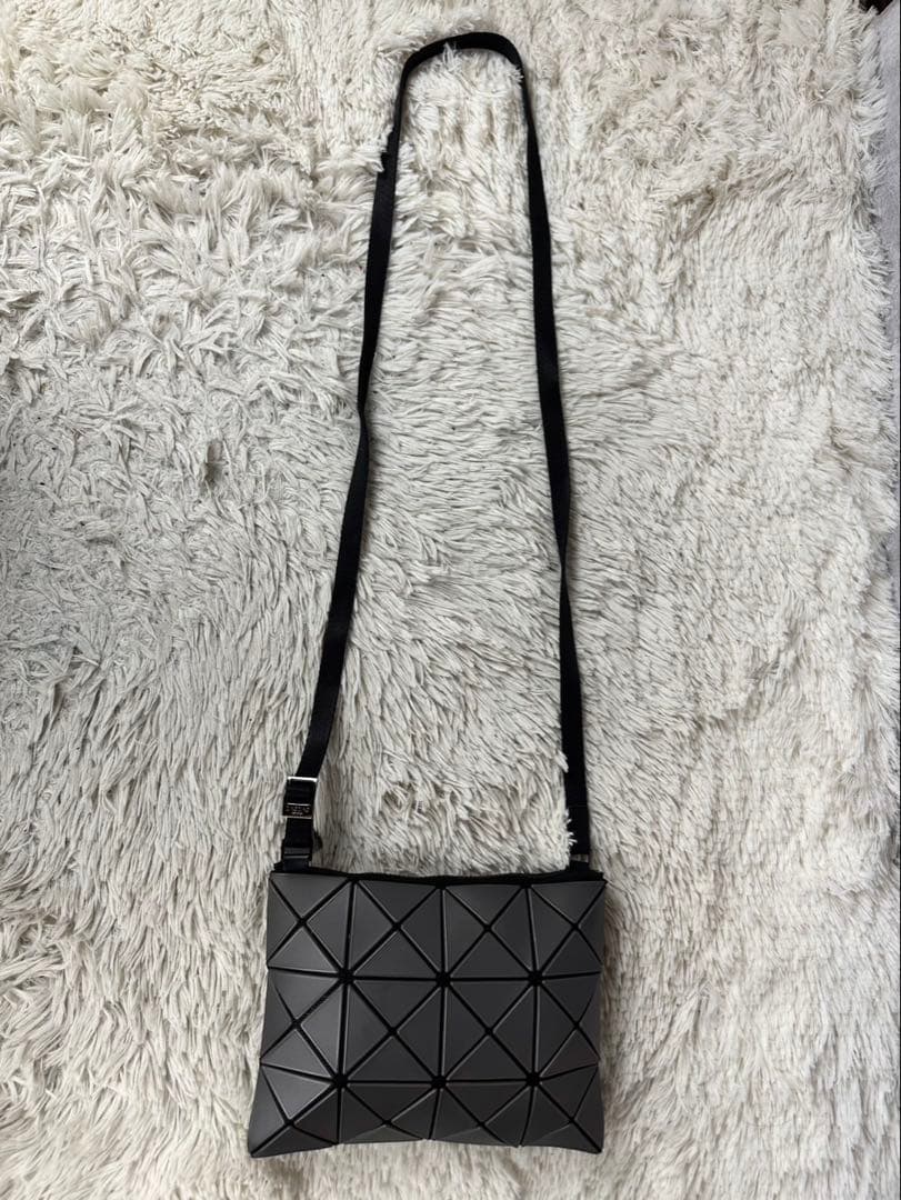 極美品 バオバオイッセイミヤケ レザー ショルダーバッグ ファスナー グレー