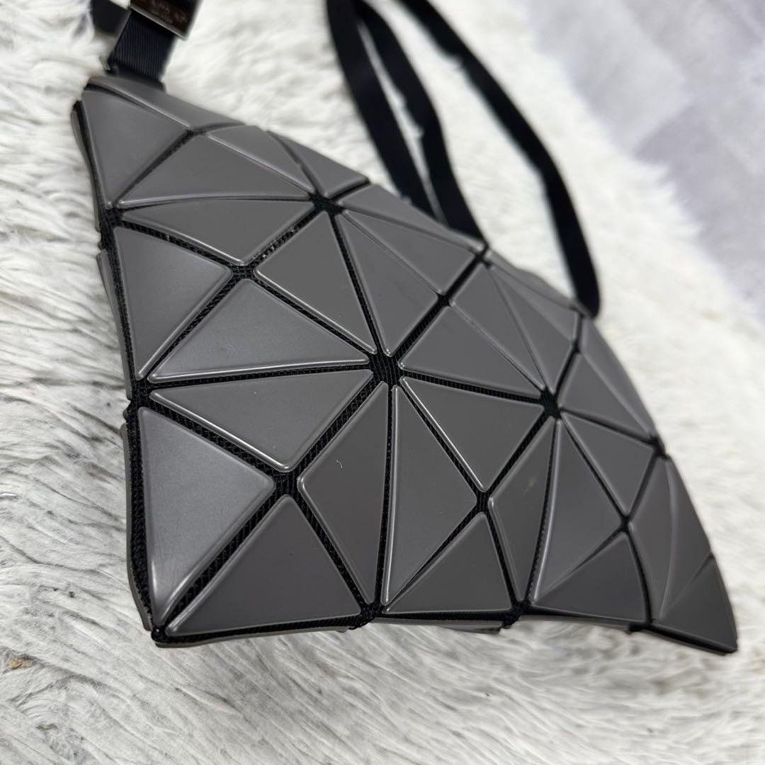 極美品 バオバオイッセイミヤケ レザー ショルダーバッグ ファスナー グレー