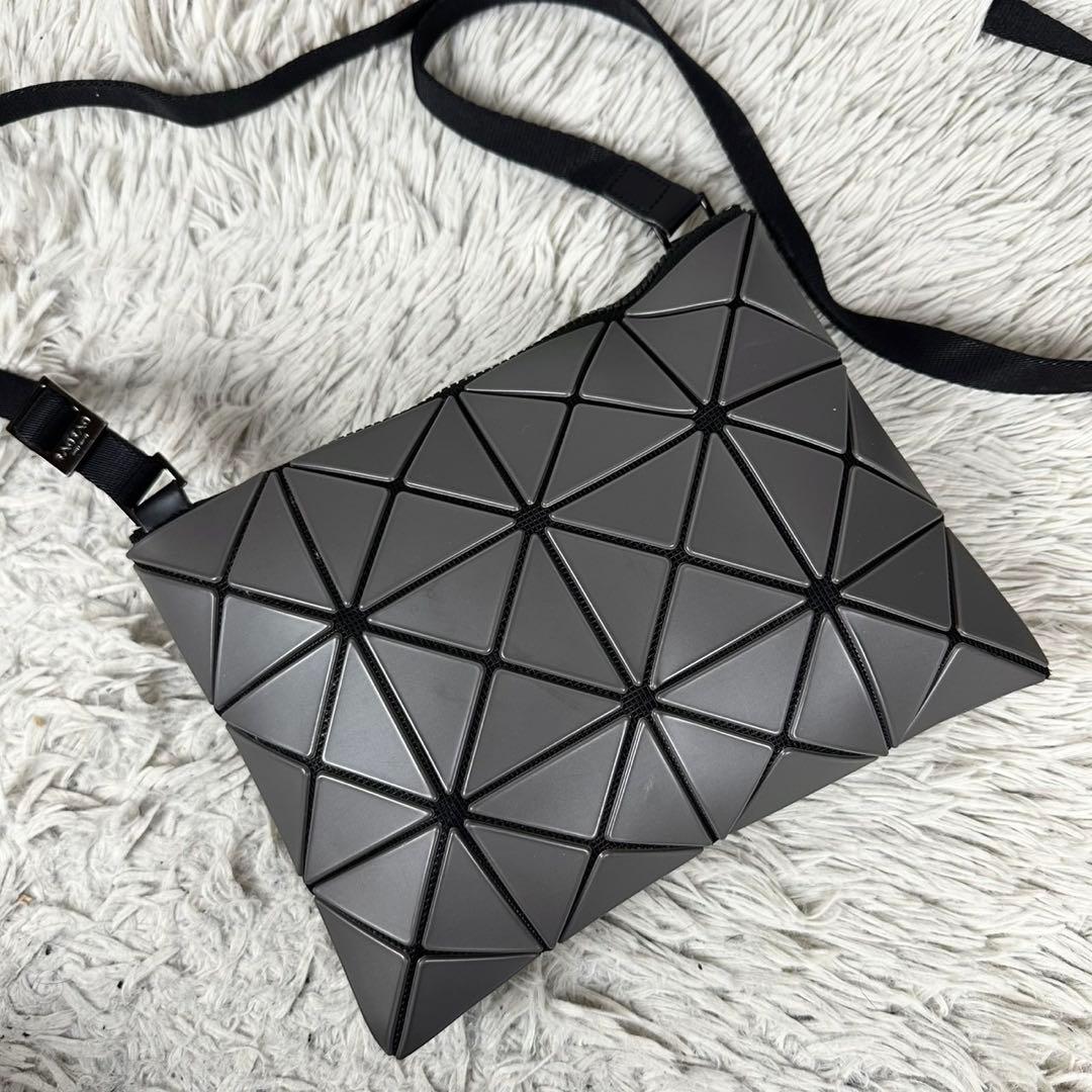 極美品 バオバオイッセイミヤケ レザー ショルダーバッグ ファスナー グレー
