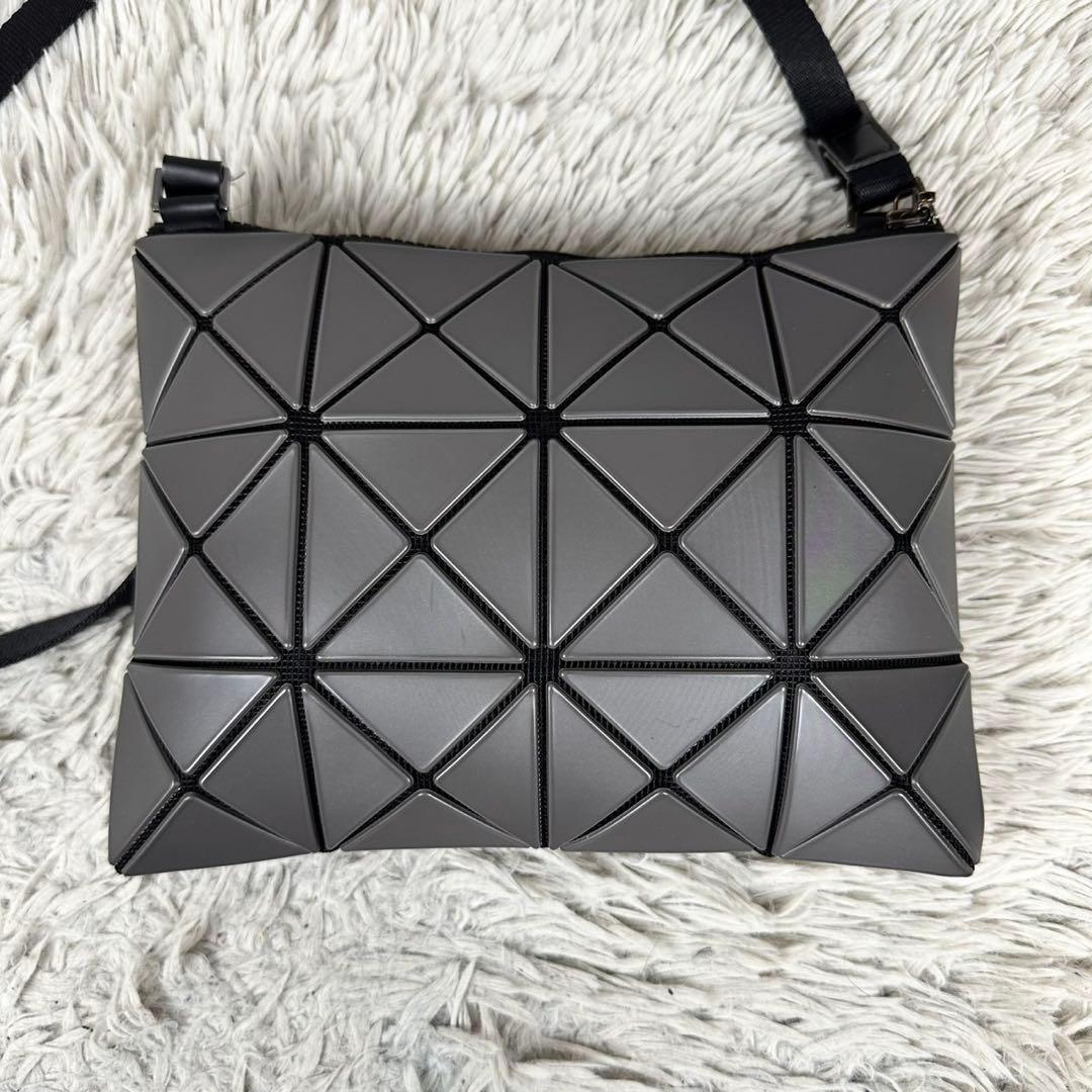 極美品 バオバオイッセイミヤケ レザー ショルダーバッグ ファスナー グレー