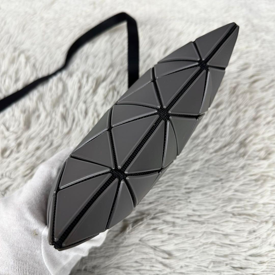 極美品 バオバオイッセイミヤケ レザー ショルダーバッグ ファスナー グレー