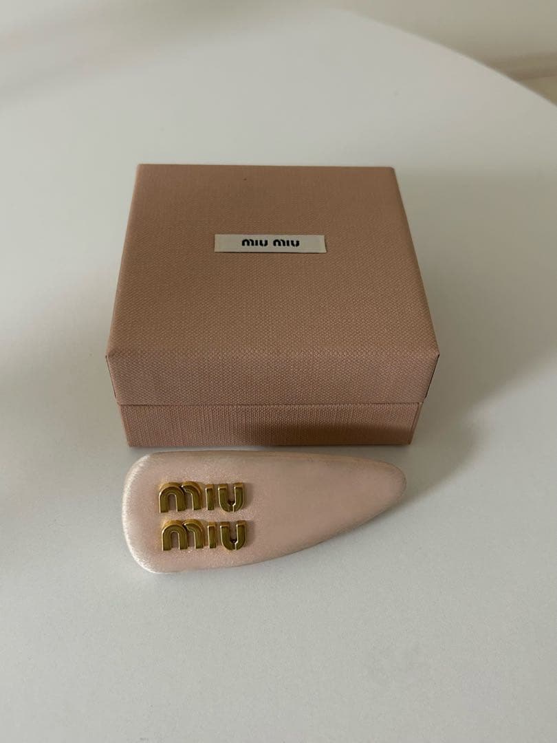 MIUMIU ヘアクリップ ヘアピン ピンクベージュ