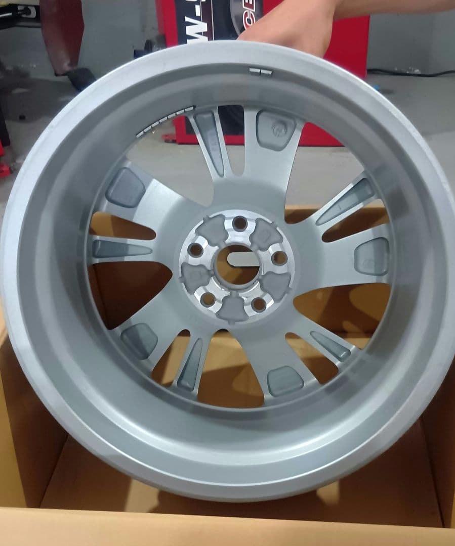 クラウンクロスオーバー　純正ホイール　18インチ　1本