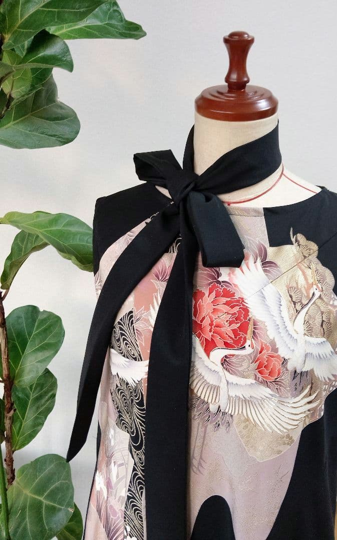 着物リメイク✿黒留袖ワンピース✿ノースリーブ✿鶴花柄金駒金彩✿M〜L