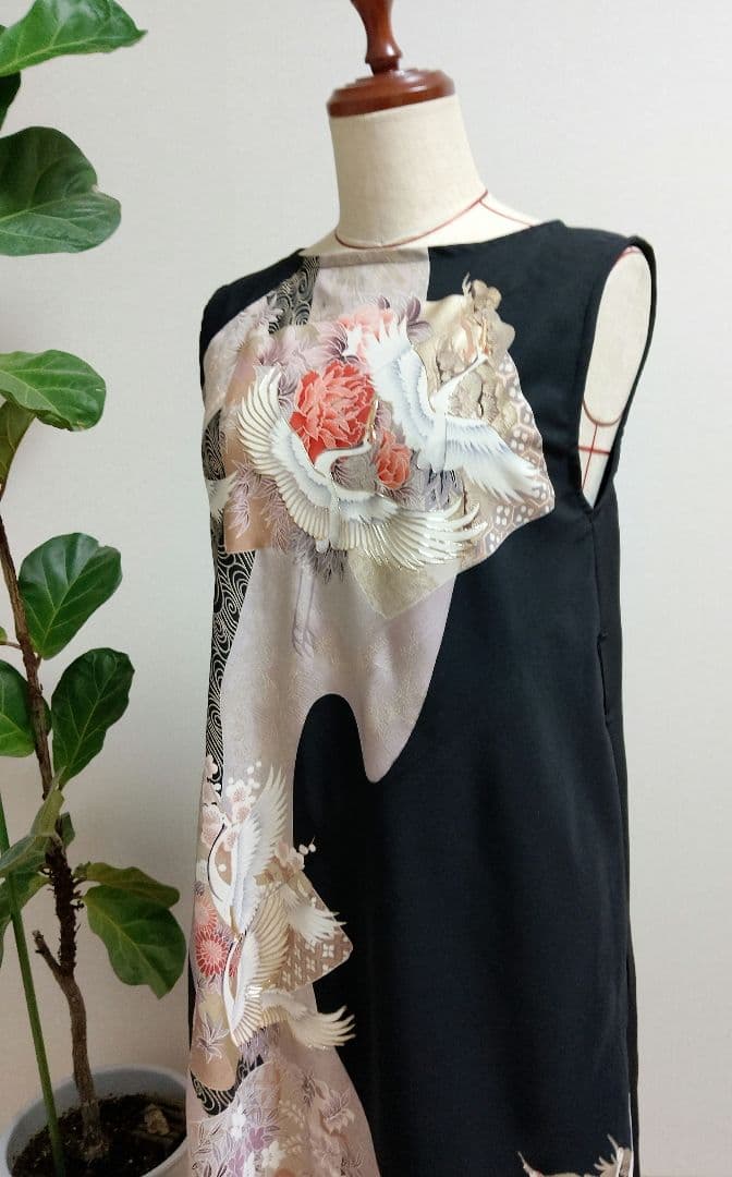 着物リメイク✿黒留袖ワンピース✿ノースリーブ✿鶴花柄金駒金彩✿M〜L