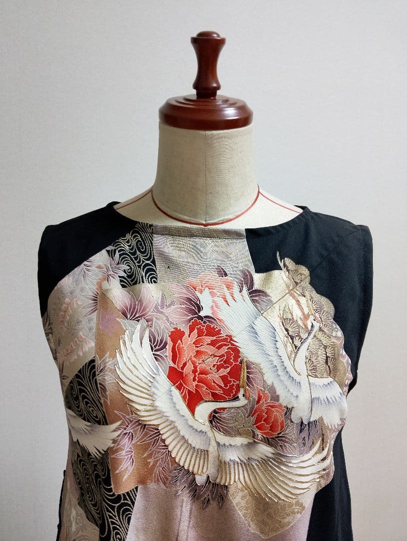 着物リメイク✿黒留袖ワンピース✿ノースリーブ✿鶴花柄金駒金彩✿M〜L