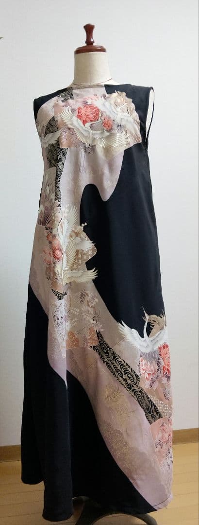 着物リメイク✿黒留袖ワンピース✿ノースリーブ✿鶴花柄金駒金彩✿M〜L