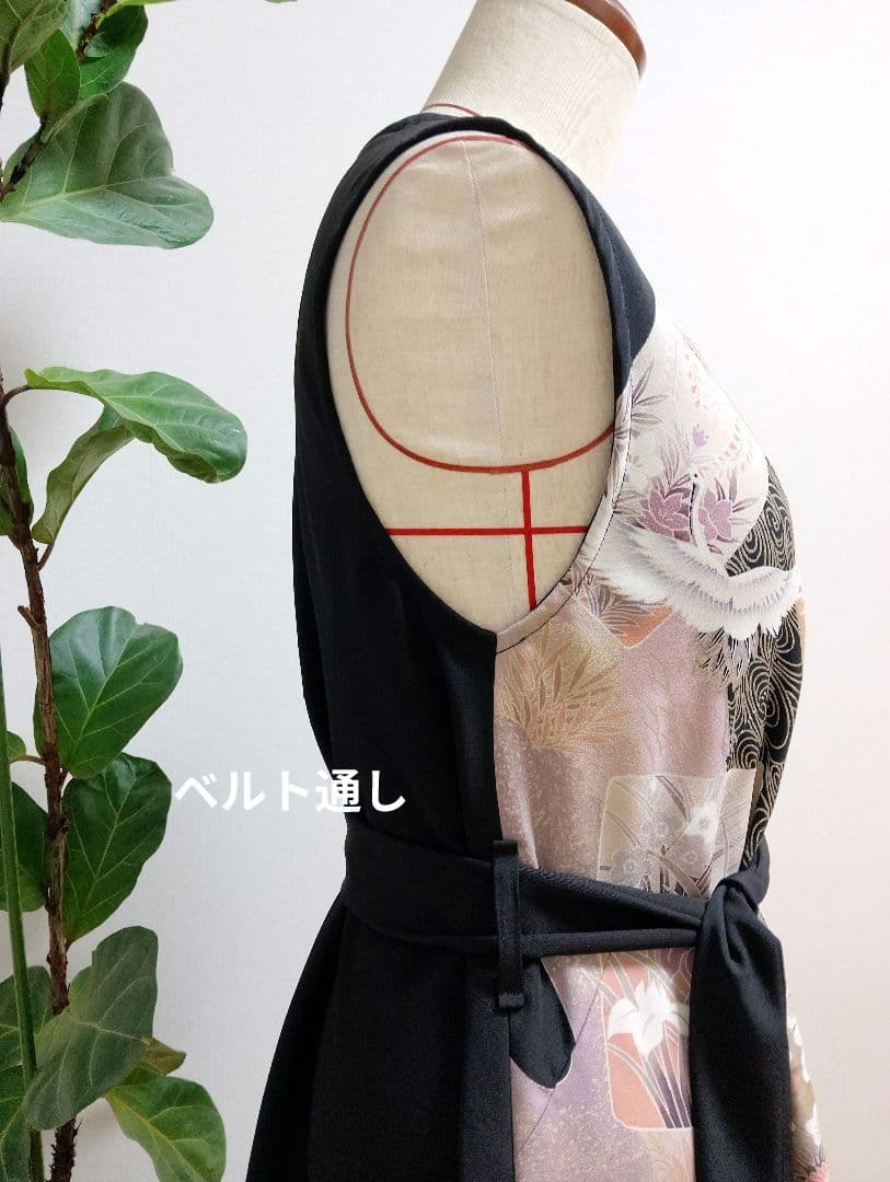 着物リメイク✿黒留袖ワンピース✿ノースリーブ✿鶴花柄金駒金彩✿M〜L