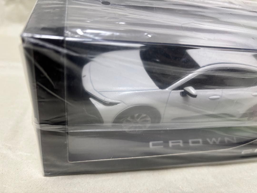 クラウンクロスオーバー　ミニカー　プレシャスホワイトパール　ケース付き未開封
