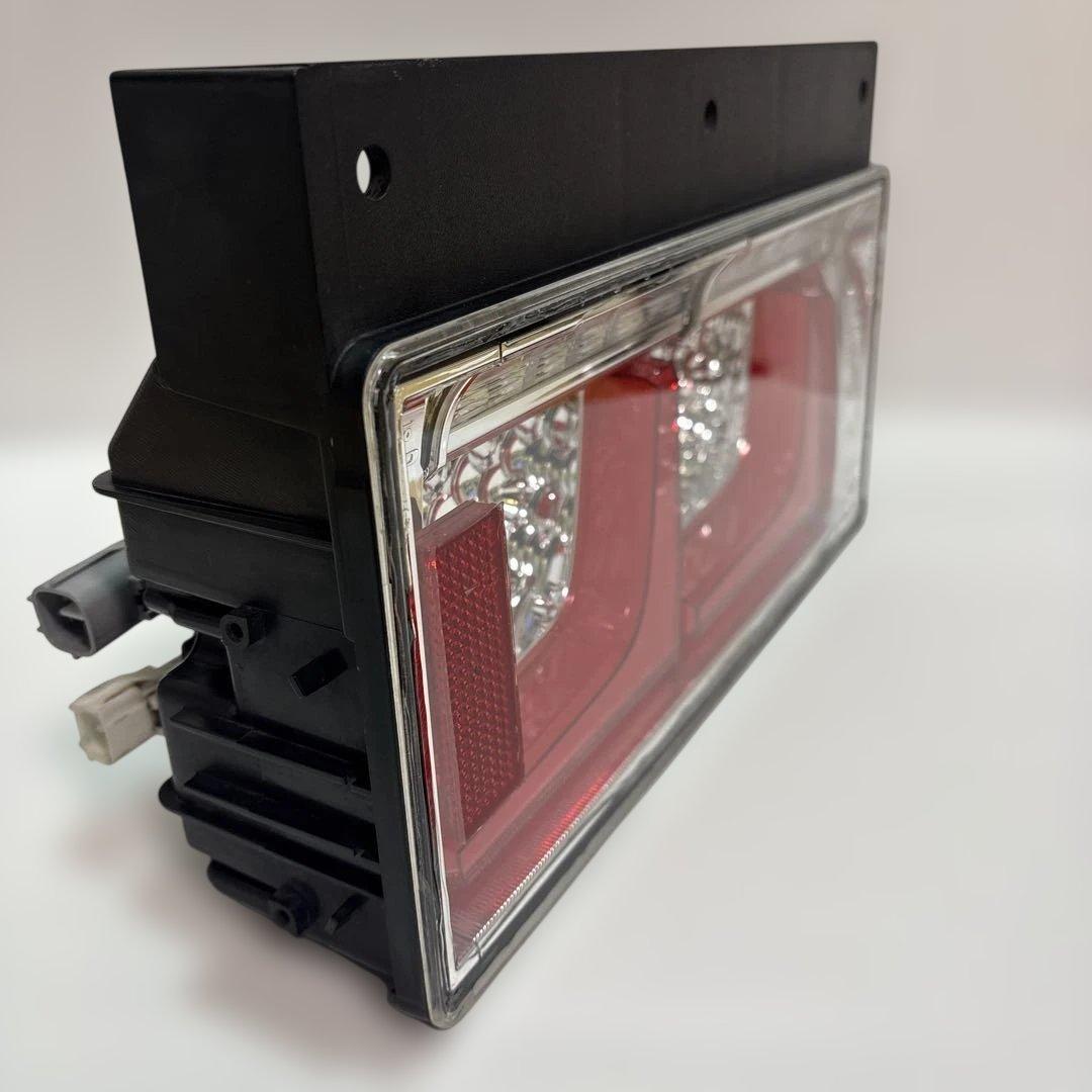 NO33 小糸　トラック用 4t 10t シーケンシャルタイプ（運転席側）右Ｒ