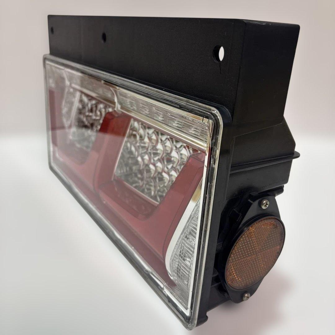 NO33 小糸　トラック用 4t 10t シーケンシャルタイプ（運転席側）右Ｒ