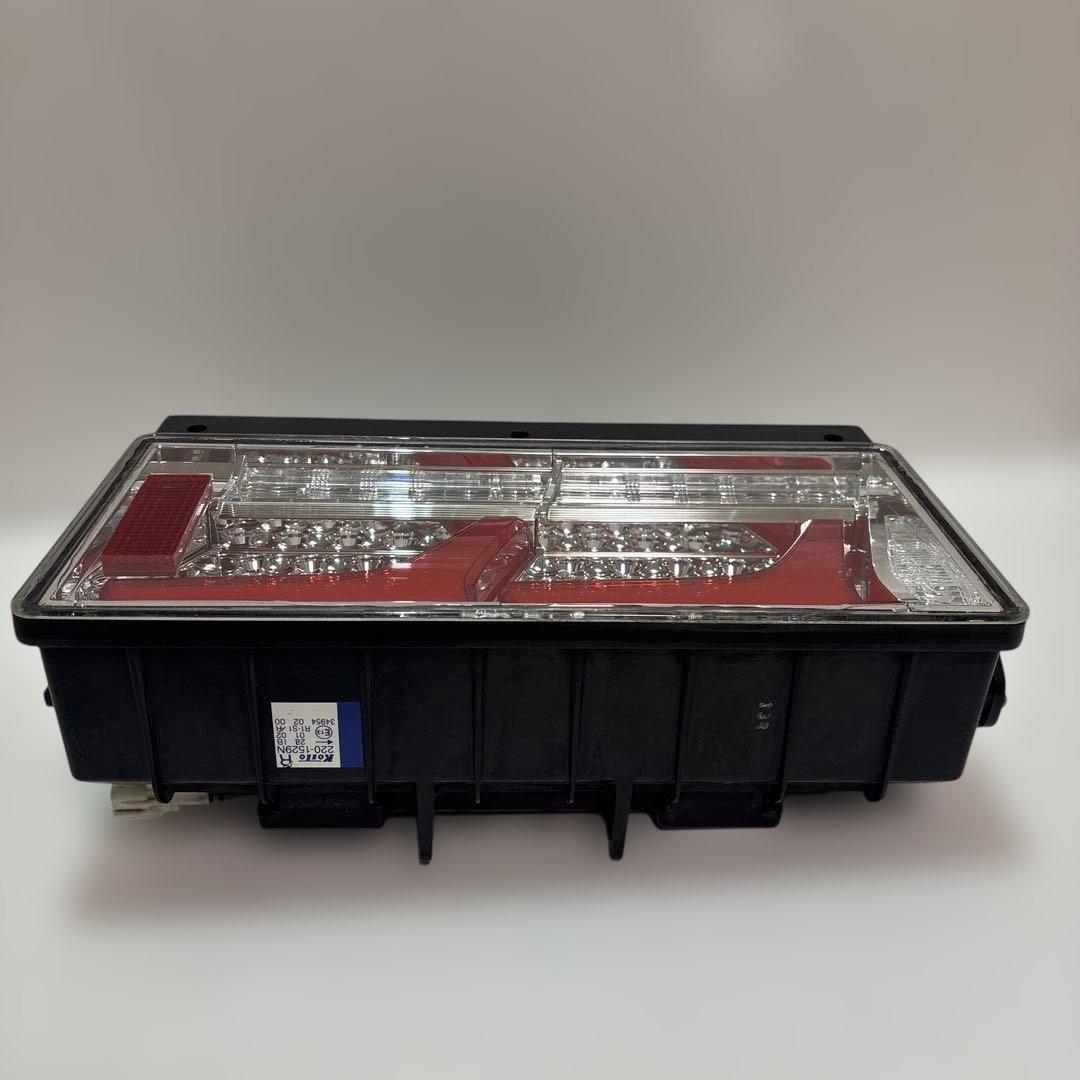 NO33 小糸　トラック用 4t 10t シーケンシャルタイプ（運転席側）右Ｒ