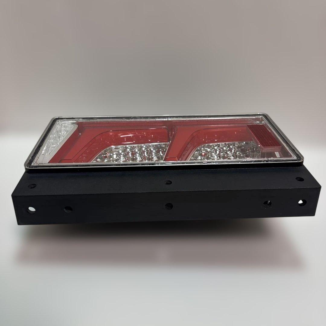 NO33 小糸　トラック用 4t 10t シーケンシャルタイプ（運転席側）右Ｒ