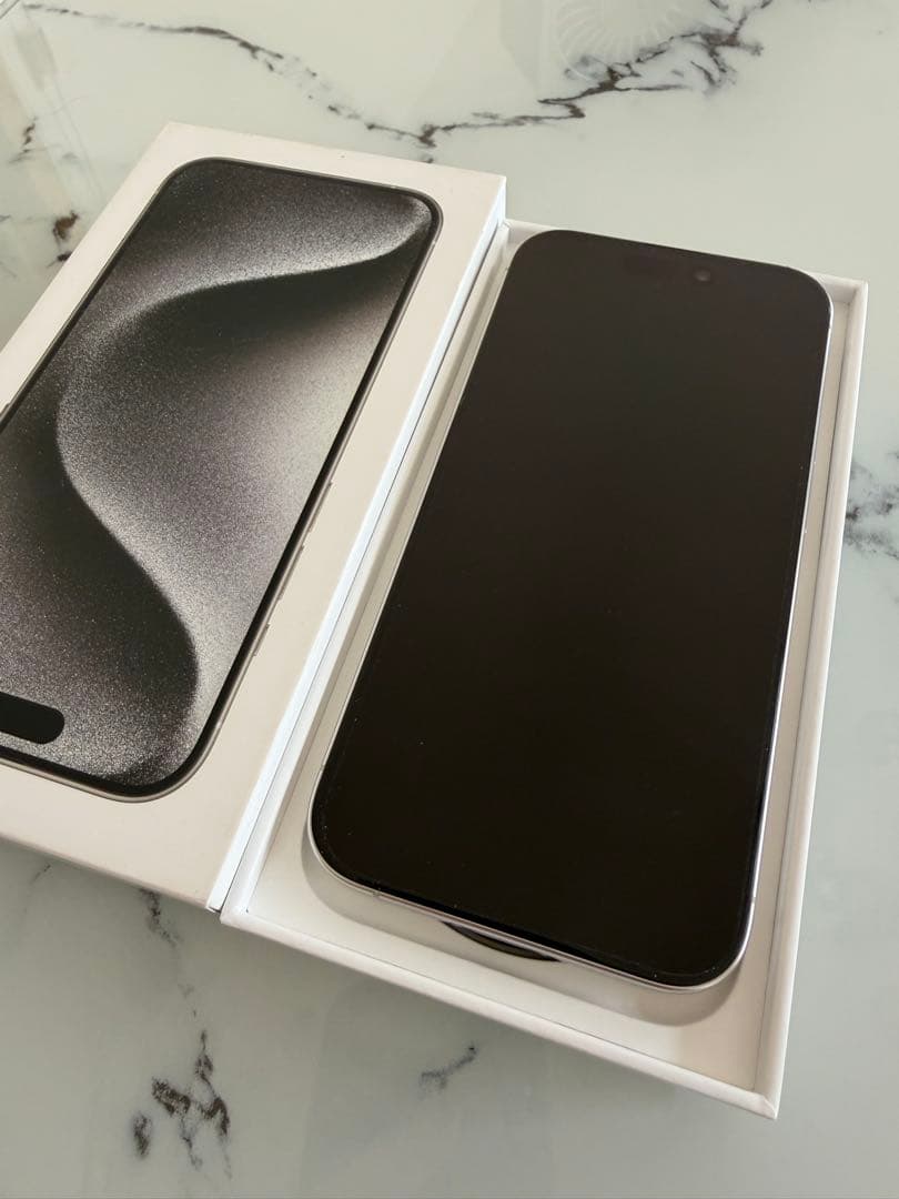 【超美品】iPhone 15 Pro 256GB ホワイトチタニウム　本体