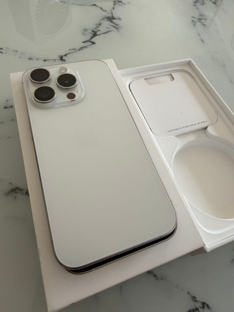 【超美品】iPhone 15 Pro 256GB ホワイトチタニウム　本体
