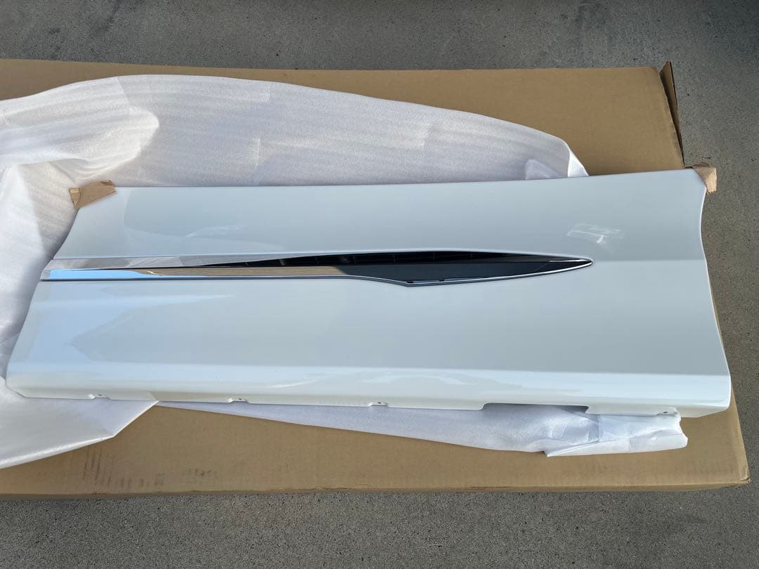 トヨタ　モデリスタサイドスカート　左のみ　エスクァイア　ホワイトパール