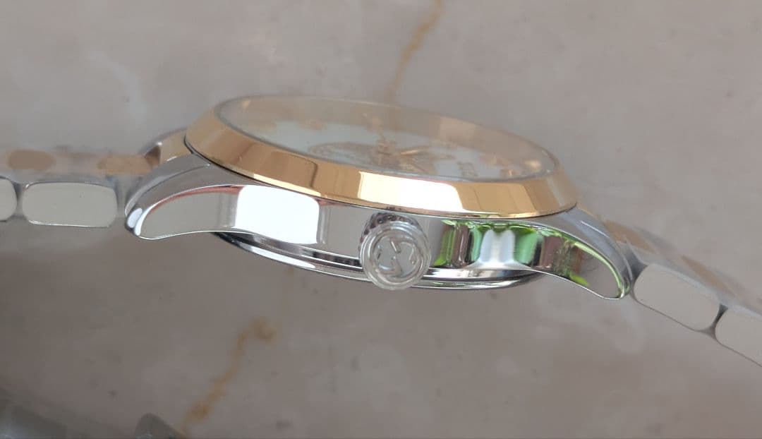 新品未使用　GUCCI　腕時計　ゴールド　猫　YA1265011　グレーシェル