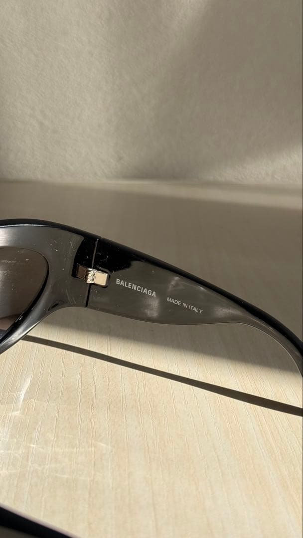Balenciaga ブラック キャットアイ サングラス
